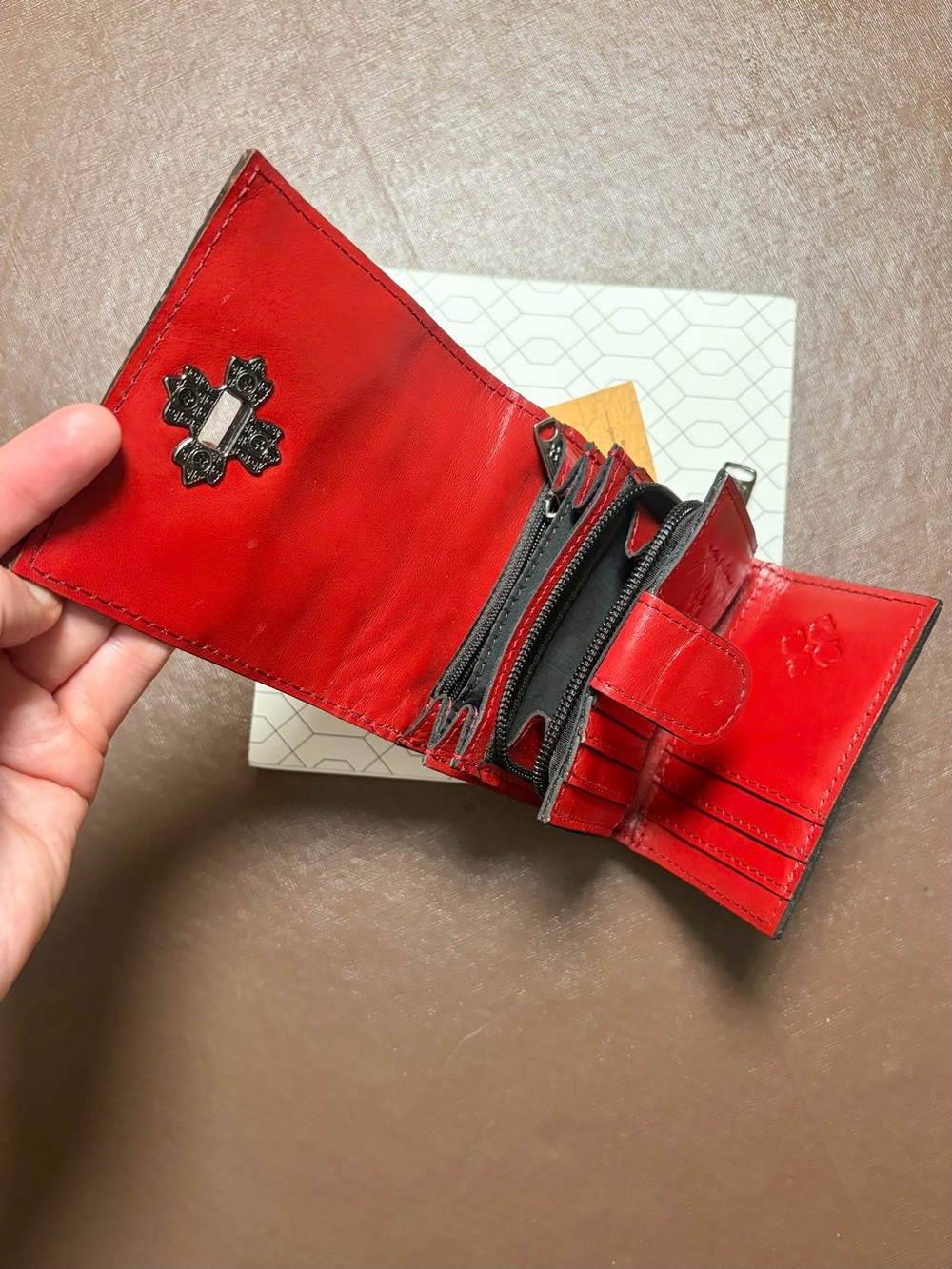 🏷️ NWT Patricia Nash Maida Tooled Leather Trifold Wallet — Lava/Papaya Red - Picture 4 of 10